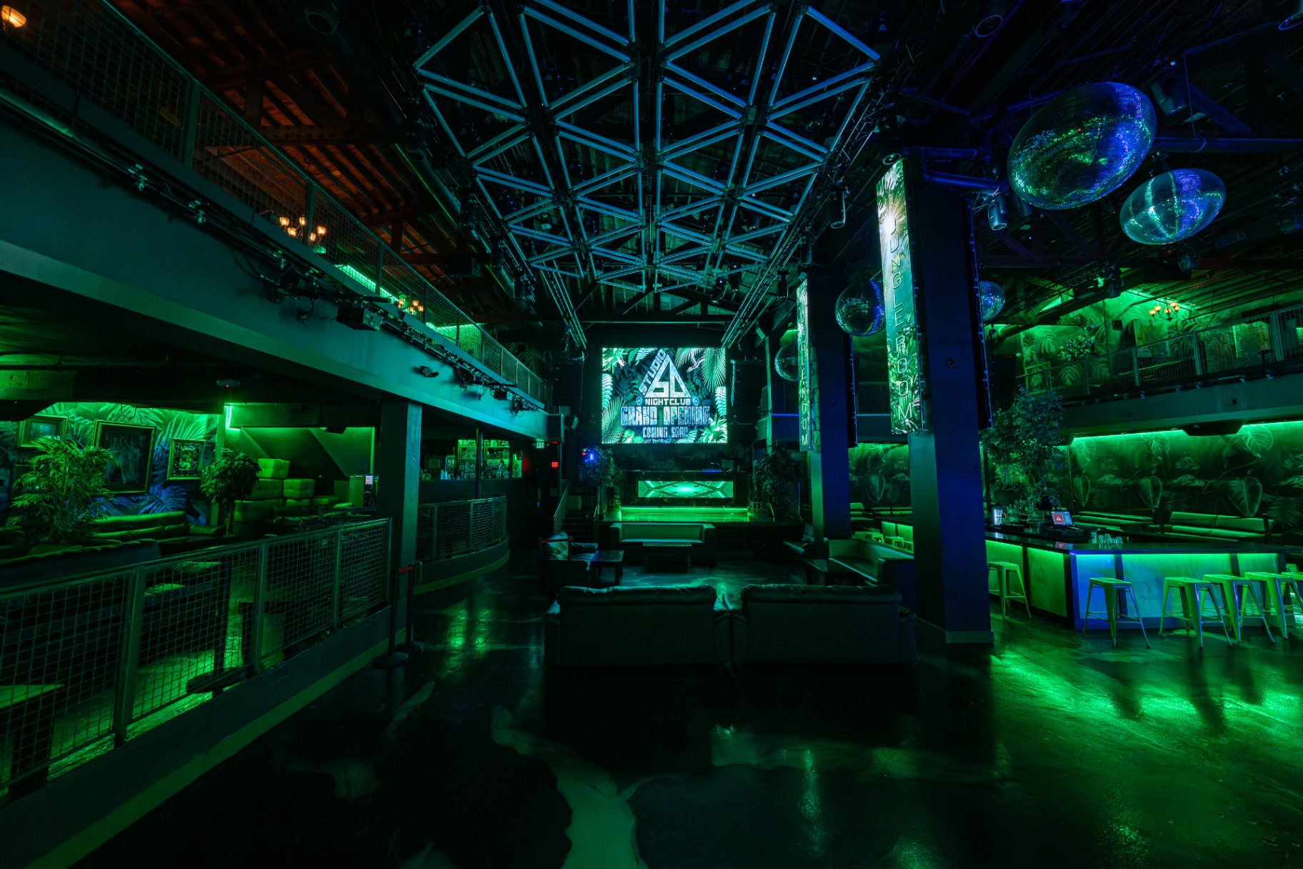 Bottle service at Studio 60